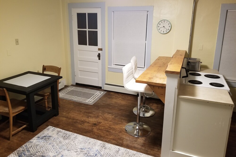 Lovely 2bdrm Apt Close to Stowe, Smugglers Notch & Jay Peak!