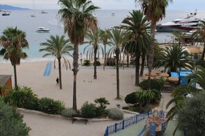 Beach nearby - 04. Bright apartment with balcony and sea view, close to the beach (Saint-Jean-Cap-Ferrat)