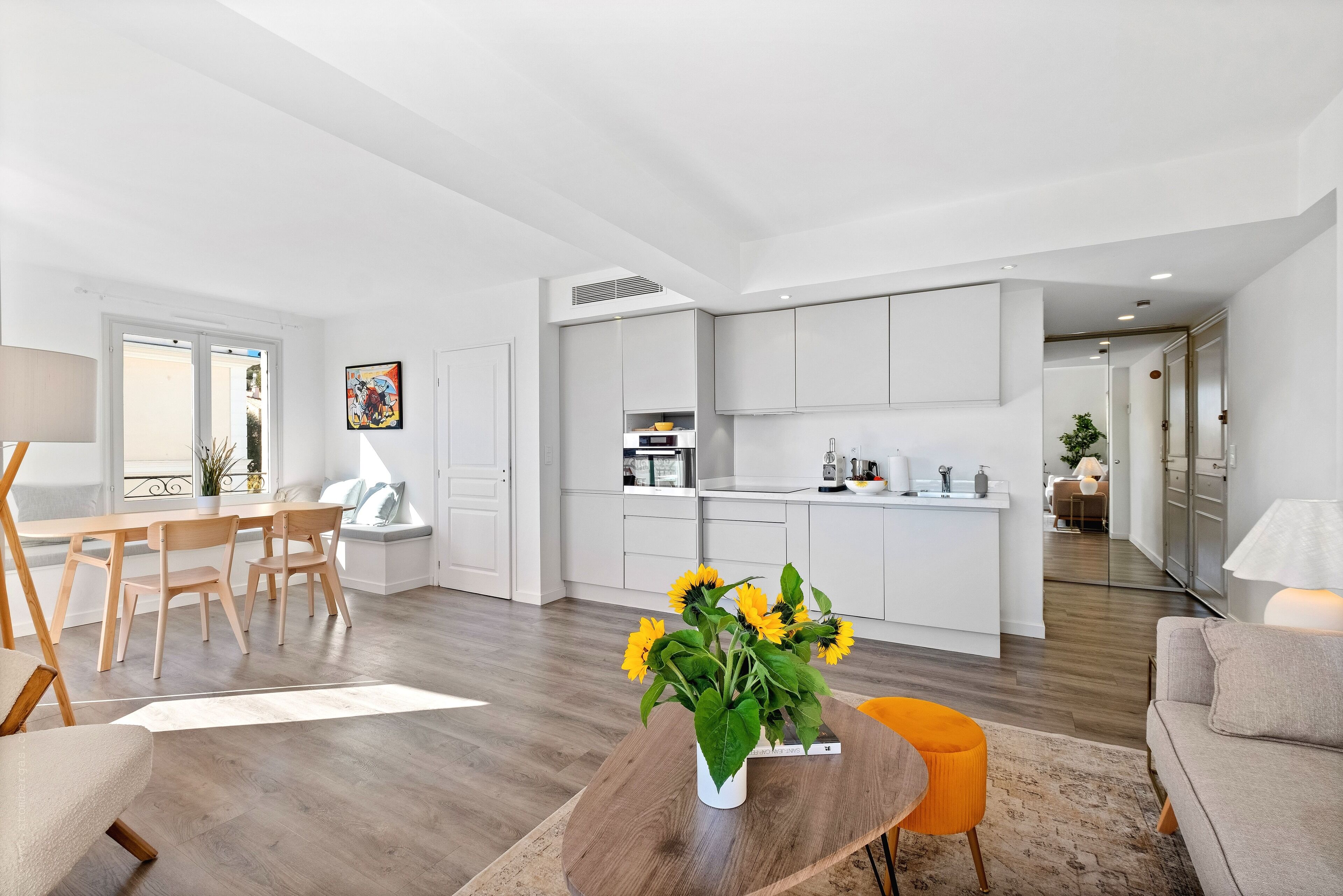 Bright apartment with balcony and sea view. Close to the beach 