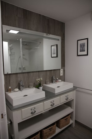 Douche, articles de toilette gratuits, sèche-cheveux, chaussons