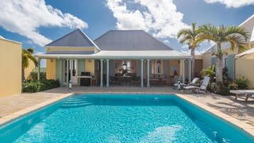 Lämmitetty uima-allas