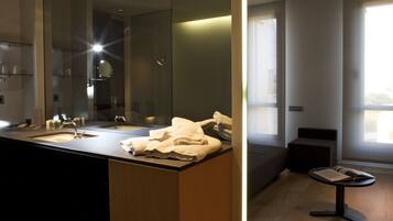 Habitación junior doble | Baño | Secador de pelo, bidé, toallas y jabón