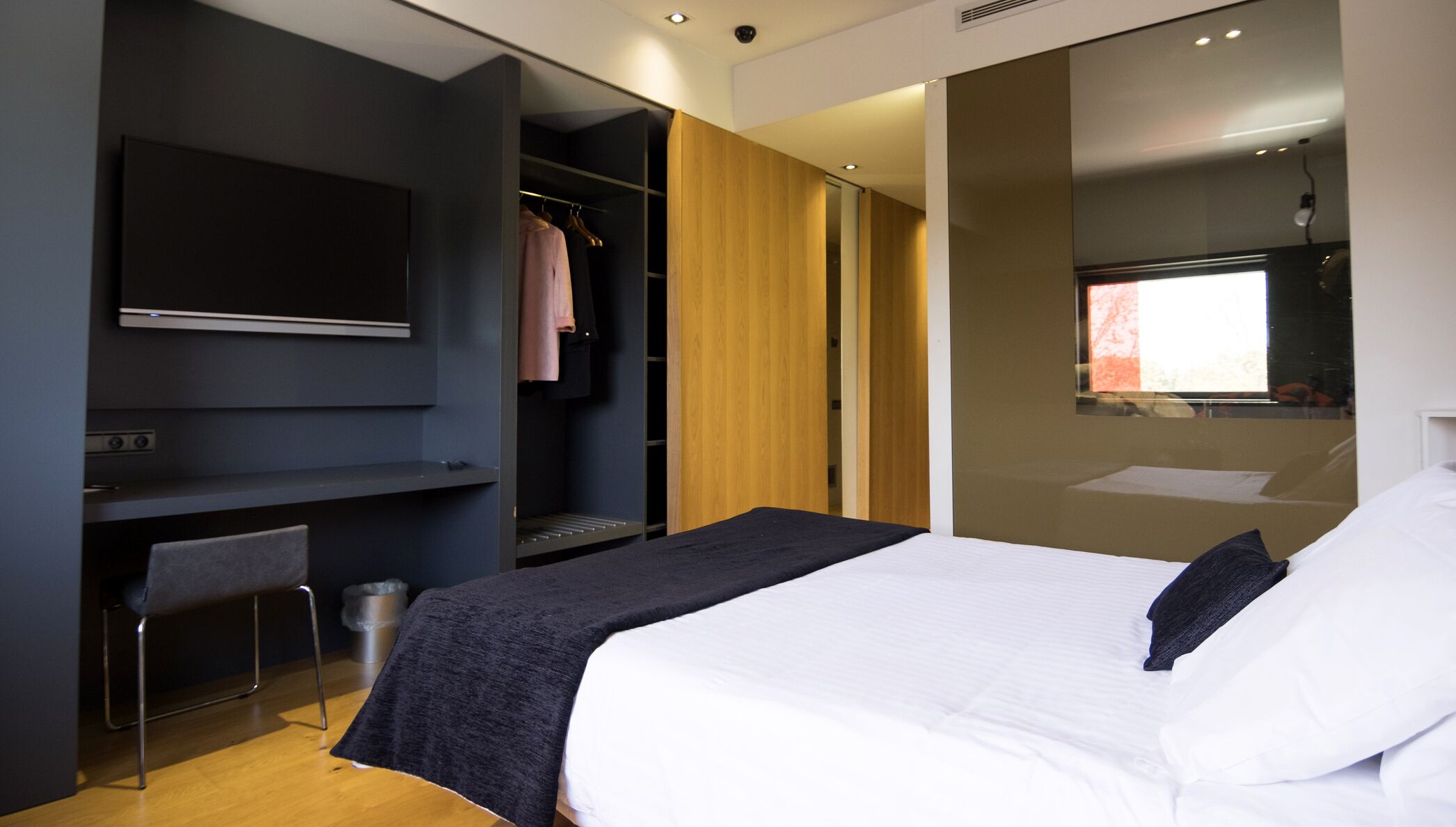 Minibar, caixa forta a l'habitació i escriptori 