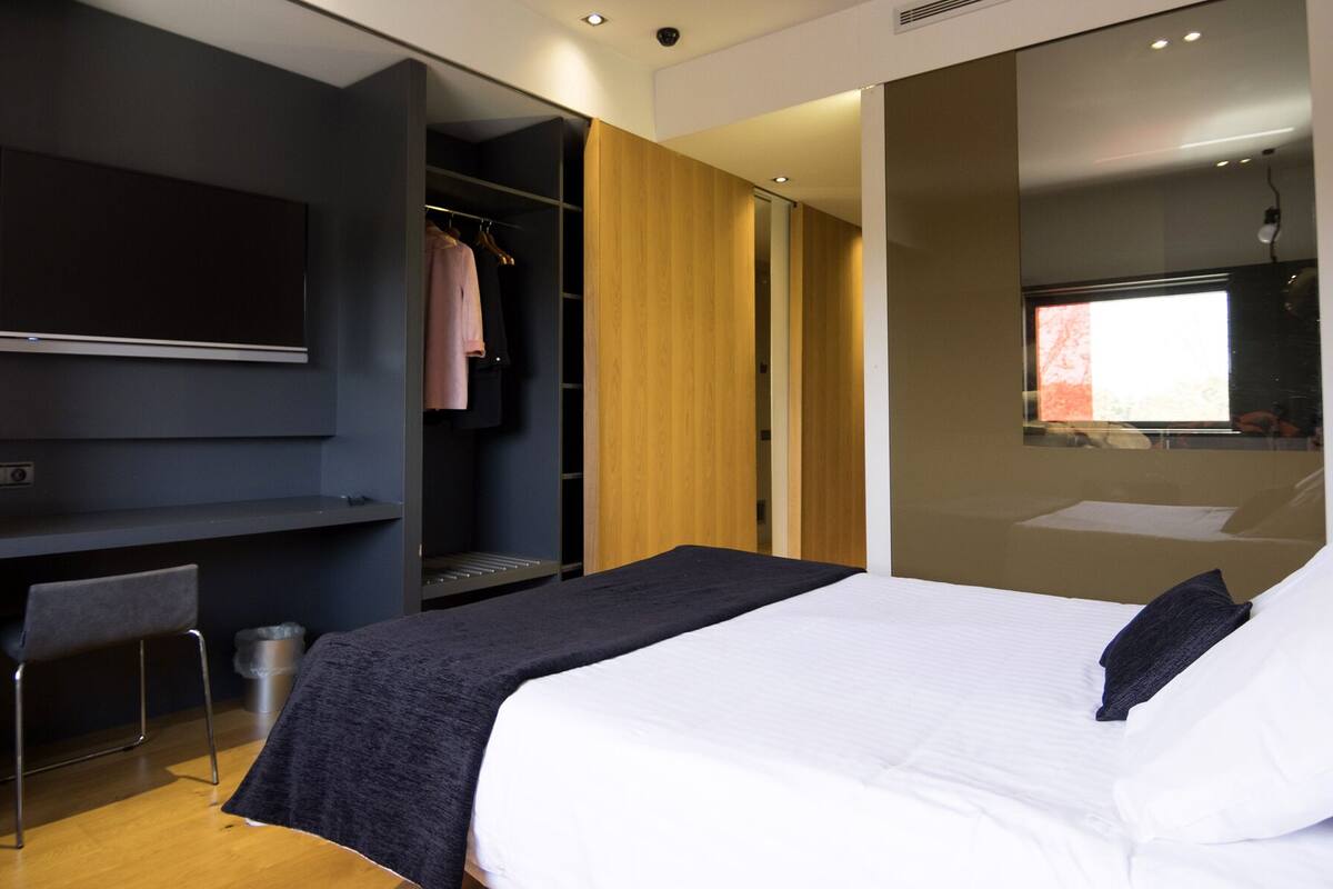 Een kluis op de kamer, een bureau, geluiddichte muren, gratis wifi
