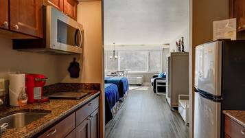 Kjøleskap, mikrobølgeovn, kokeplater og kaffetrakter/tekoker