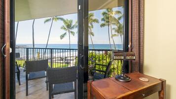 Condo, 2 Bedrooms | Living area