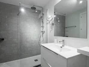 Douche, sèche-cheveux, serviettes fournies