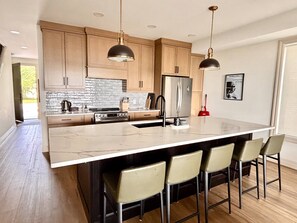 Een koelkast, een microgolfoven, een oven, een kookplaat