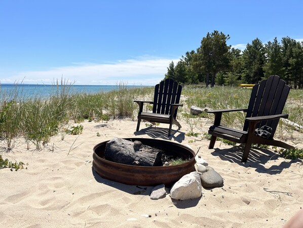 Sur la plage, chaise longue, serviettes de plage