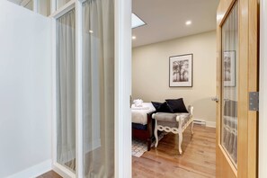 3 Schlafzimmer, Schreibtisch, Bügeleisen/Bügelbrett, Reisekinderbett