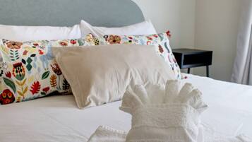 2 makuuhuonetta, työpöytä, silitysrauta/-lauta, vauvan matkasänky