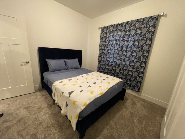 2 bedrooms, desk, iron/ironing board, free WiFi - New Townhouse in Sugar City (Sugar City)