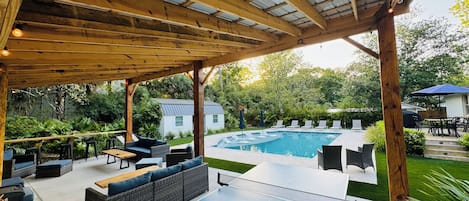 Alberca al aire libre y alberca climatizada