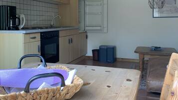 Kühlschrank, Mikrowelle, Herdplatte, Geschirrspüler