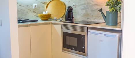 Køleskab, mikrobølgeovn, kogeplade, opvaskemaskine