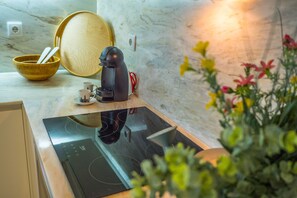 Frigorifero, microonde, piano cottura, lavastoviglie