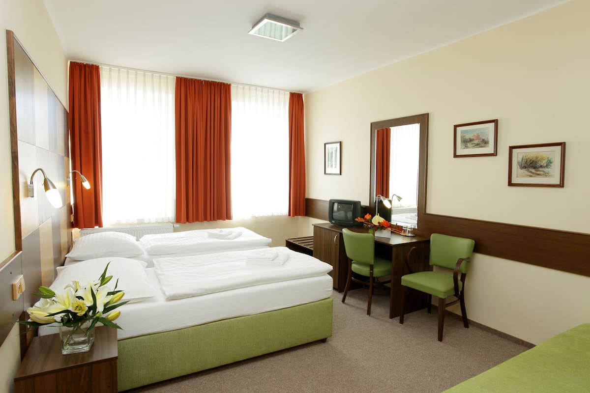 1 bedroom, minibar, desk, laptop workspace