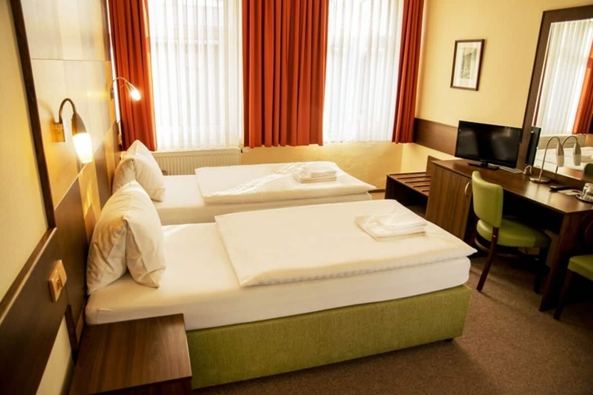 1 bedroom, minibar, desk, laptop workspace