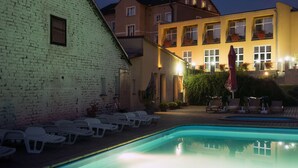 Seasonal outdoor pool, pool umbrellas, sun loungers - Hotel Karel IV. (Turnov)