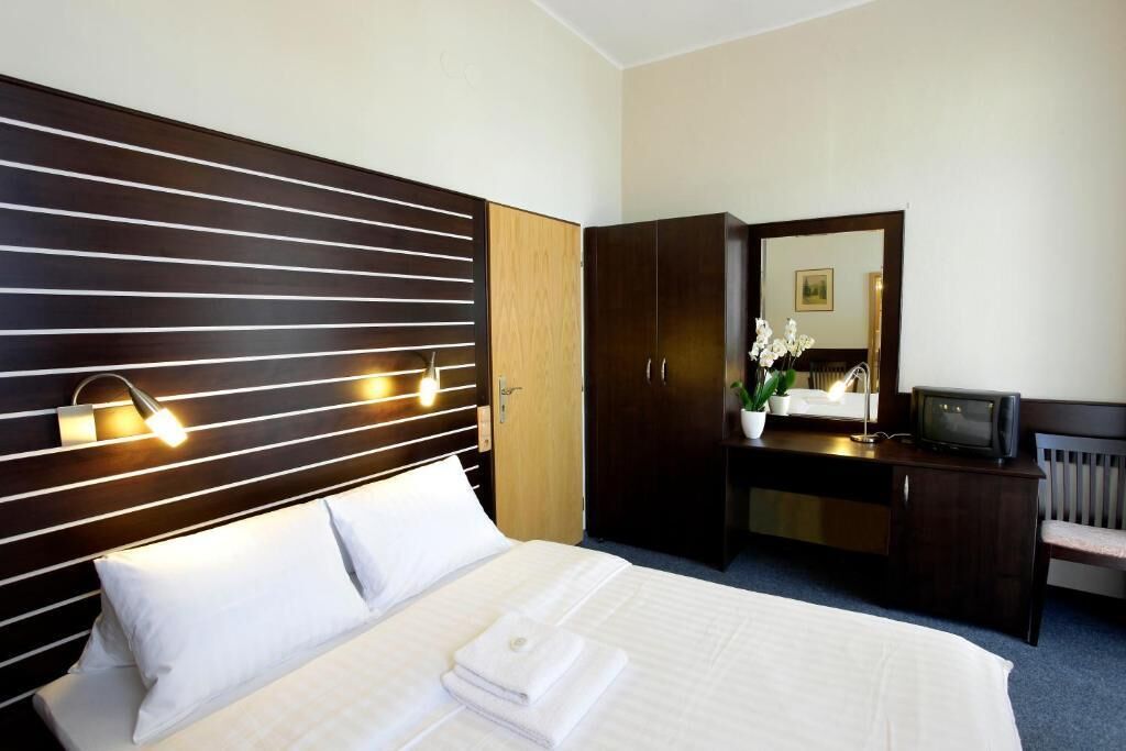 Double or Twin Room | Minibar, desk, laptop workspace, free WiFi