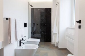 Dusche, Haartrockner, Bidet, Handtücher