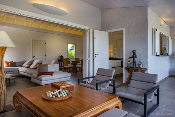 Televisión, reproductor de DVD y estéreo