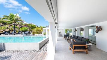 Een verwarmd zwembad