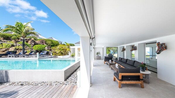 Een verwarmd zwembad