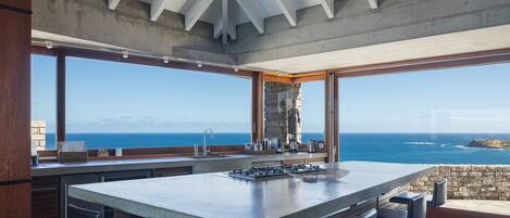 Geladeira, micro-ondas, fogão, cooktop