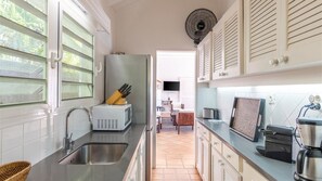 Een koelkast, een magnetron, een oven, een kookplaat