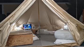 Exclusieve tent | Luxe beddengoed, donzen dekbedden, individueel gemeubileerd