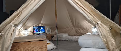 Exclusieve tent | Luxe beddengoed, donsdekens, individueel gemeubileerd