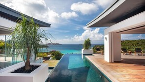Una piscina con borde infinito, una piscina climatizada