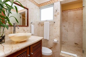 Douche, sèche-cheveux, serviettes fournies, savon