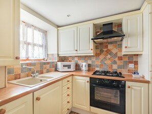 Oppvaskmaskin og høy barnestol