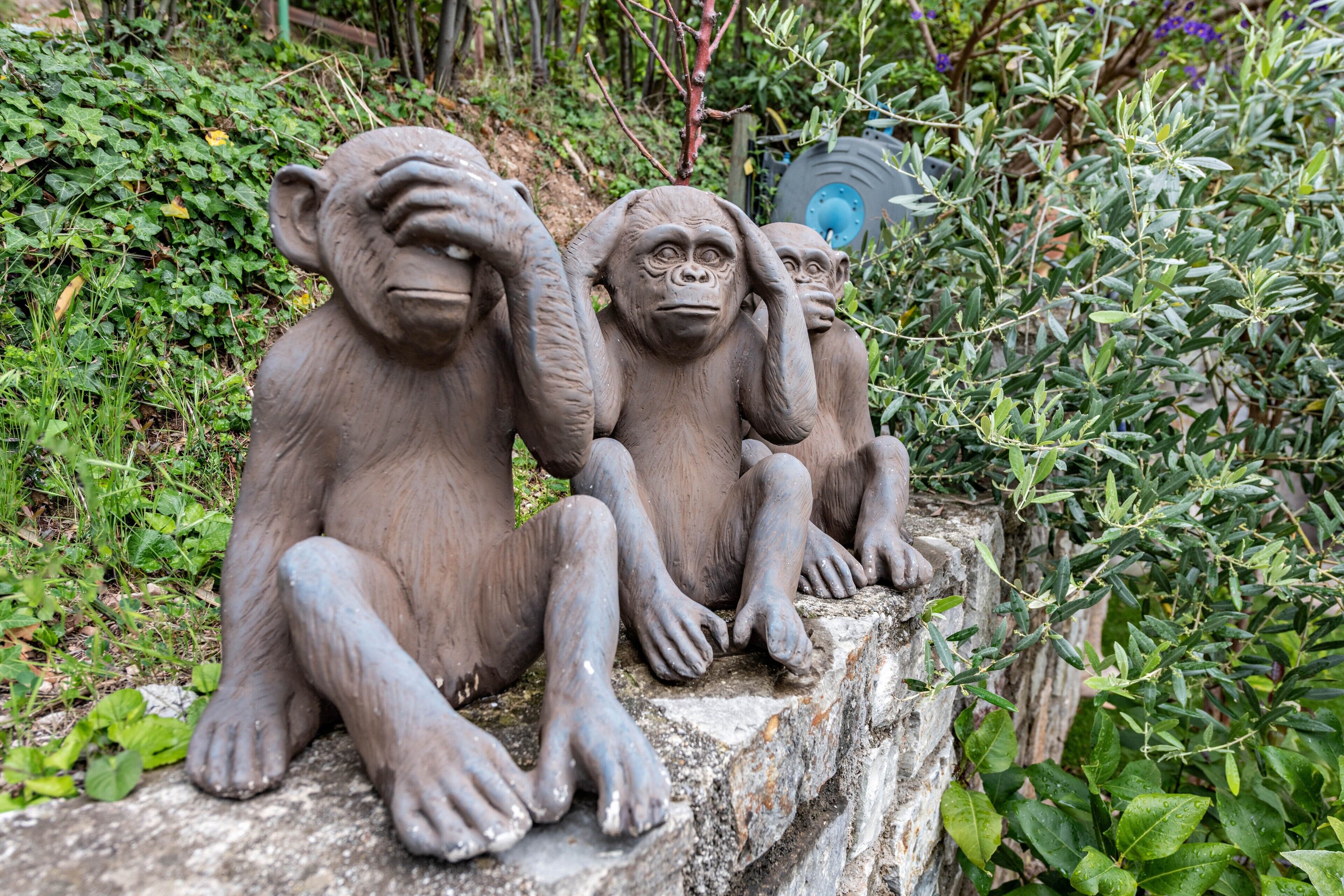 Una escultura de piedra que muestra tres figuras sentadas.