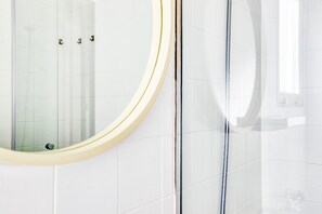 Dusche, Haartrockner, Handtücher
