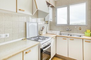 Een koelkast, een microgolfoven, een oven, een kookplaat