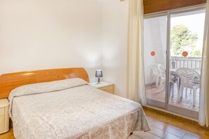 3 bedrooms, iron/ironing board, free WiFi, bed sheets - Apartment on the Paseo Marítimo '1-3' close to the Beach with Terrace & Wi-Fi (Llançà)