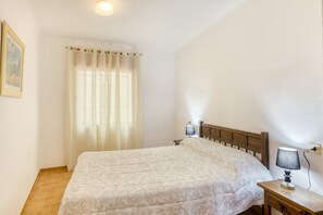 3 bedrooms, iron/ironing board, free WiFi, bed sheets - Apartment on the Paseo Mar ítimo '1-3' close to the Beach with Terrace & Wi-Fi (Llançà)