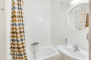 Badewanne, Haartrockner, Handtücher