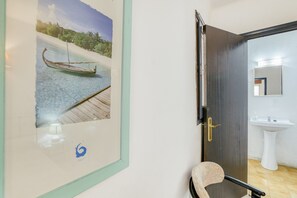 Interior - Apartment on the Paseo Marítimo '1-2' close to the Beach with Balcony & Wi-Fi (Llançà)
