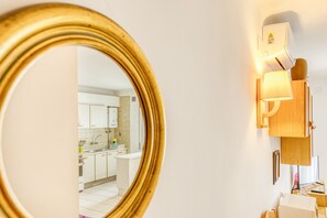 Interior - Apartment on the Paseo Marítimo '1-2' close to the Beach with Balcony & Wi-Fi (Llançà)