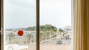 A balcony with a view of a coastal area, including a hill and a marina. - Apartment 'Mediterranean View 3-1' close to the Beach with Terrace & Wi-Fi (Llançà)