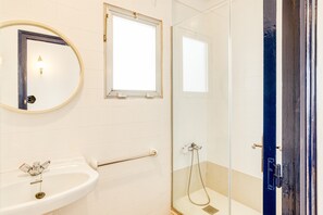 A bathroom with a sink, mirror, window, and shower. - Apartment 'Mediterranean View 3-1' close to the Beach with Terrace & Wi-Fi (Llançà)