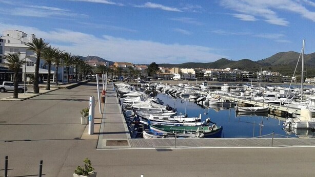 A marina with numerous boats docked, a clear sky, and buildings in the background. - Apartment 'Mediterranean View 3-1' close to the Beach with Terrace & Wi-Fi (Llançà)