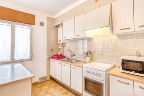 Fridge, microwave, oven, stovetop - Apartment on the Paseo Marítimo '2-2' close to the Beach with Balcony & Wi-Fi (Llançà)