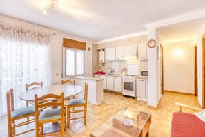 Interior - Apartment on the Paseo Marítimo '2-2' close to the Beach with Balcony & Wi-Fi (Llançà)