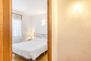 3 bedrooms, iron/ironing board, free WiFi, bed sheets - Apartment on the Paseo Marítimo '2-2' close to the Beach with Balcony & Wi-Fi (Llançà)