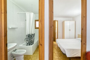 Shower, towels - Apartment on the Paseo Marítimo '2-2' close to the Beach with Balcony & Wi-Fi (Llançà)